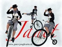 Janet Jongleurin auf ihren Hochrad ein Walk act zur corona zeit.